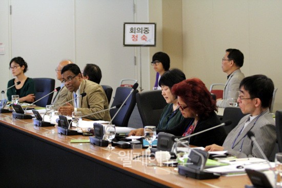 ▲ APDF(Asia Pacific Disablity Forum, 아시아·태평양 장애포럼) K. J. Alam(알람, 방글라데시) 회장(왼쪽에서 세번째)이 발표하고 있다.