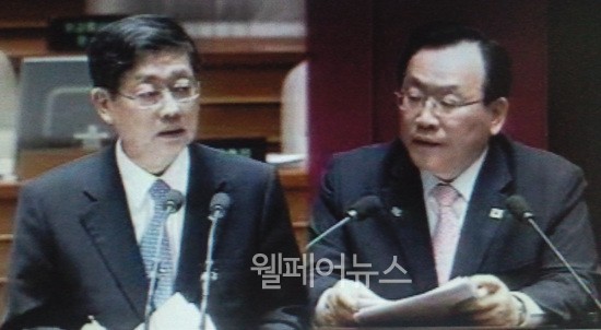 ▲ 김황식 국무총리(왼쪽)가 한나라당 윤석용 의원(오른쪽) 질문에 답하고 있다.