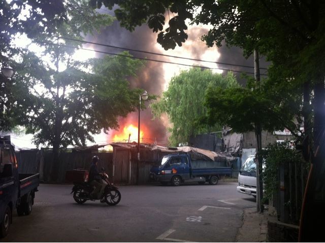 ▲ [트위터 이용자 @peedeebaby님이 올려준 화재현장 사진. 가스폭발로 보이는 섬광이 보입니다. 잿더미로 변한 동네에 '희망의 손길'이 절실합니다.]