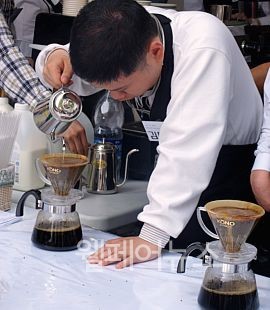 ▲ 지난해 열린 '잡페어'에서 지적장애인이 커피를 제조하고 있다. 장애인신문DB