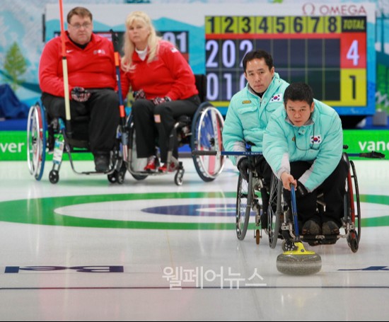 ▲ 2010 밴쿠버 장애인동계올림픽에서 휠체어컬링 은메달을 목에 걸었던 김학성 선수(앞)의 경기 모습. ⓒ웰페어뉴스DB