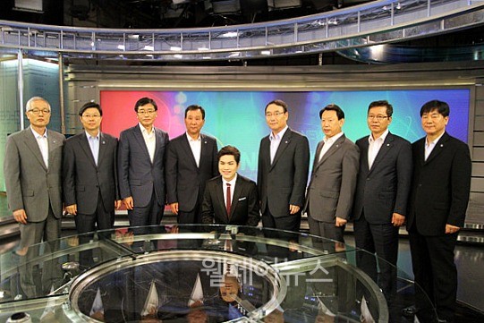 ▲ 장애인뉴스앵커로 선발된 이창훈 씨(가운데)를 비롯해 KBS 이인규 사장(오른쪽에서 네번째) 및 관계자들이 기념사진을 촬영하고 있다.