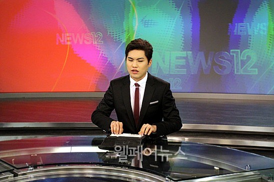 ▲ KBS 첫 번째 장애인뉴승앵커로 선발된 이창훈 씨가 뉴스 진행 시범을 보이고 있다.