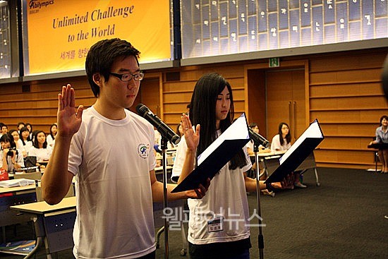 ▲ 2011 서울 제8회 국제장애인기능올림픽대회 자원봉사단 발대식에서 자원봉사자와 온라인기자 각 1명이 대표로 선서식을 하고 있다.