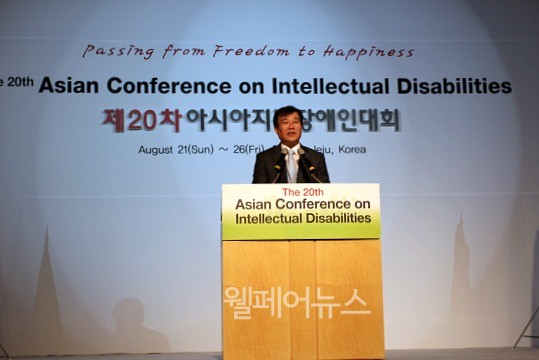 ▲ 제20차 아시아지적장애인대회가 지난 21일부터 26일까지 제주에서 펼쳐진다. 대회사를 하고 있는 김원경 대회장. ⓒ정두리 기자