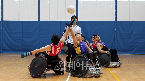 ▲ 휠체어럭비 국가대표 선수들은 훈련 중. ⓒ정두리 기자