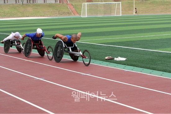 ▲ 뜨거운 태양과 맞선 육상 국가대표 선수들이 트랙을 달리고 있다. ⓒ정두리 기자