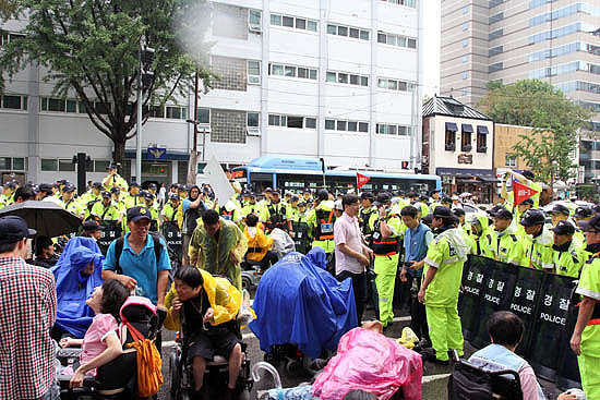 ▲ 광화문으로 행진중에 경찰에 가로막힌 참가자들 ⓒ김라현 기자