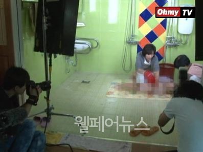 ▲ 오마이TV가 한나라당 나경원 의원이 중증장애아동을 목욕시키는 모습을 촬영한 장면. © 오마이TV