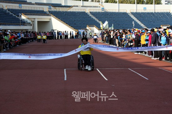 ▲ 휠체어 릴레이 400m 예선경기에서 충남협회가 1등으로 들어오고 있다.