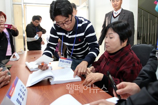 ▲ 장추련 박김영희 사무국장이 1층에 마련된 임시 투표소를 찾았다.