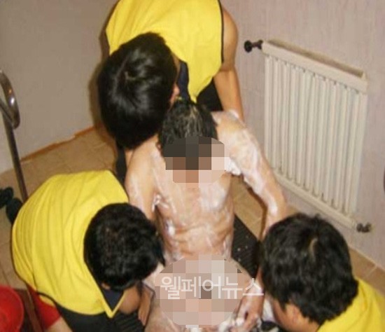 ▲ 한 누리꾼이 자신의 블로그에 장애인생활시설서 목욕봉사를 한 알몸사진을 그대로 올려 논란을 빚었다