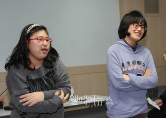 ▲ 가수가 꿈이라는 김민지(왼쪽) 씨와 배민성(오른쪽) 씨가 그룹 ‘티아라’의 곡 ‘왜이러니’에 맞춰 춤추고 있다.
