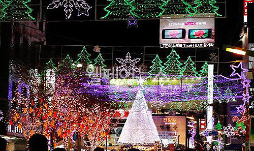 ▲ 화려한 광복동의 크리스마스트리문화축제