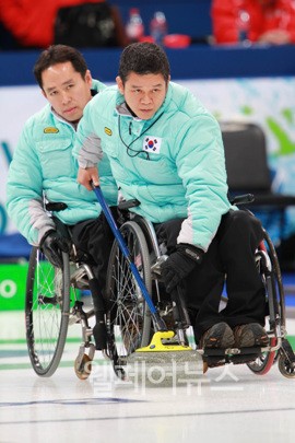 ▲ 2010밴쿠버장애인동계올림픽에서 캐나다와 결승전을 펼쳐 은메달을 획득했던 휠체어컬링 국가대표 선수들. 2012 휠체어컬링 세계선수권대회에서 우리나라는 캐나다를 다시 만나 진검승부를 펼칠 전망이다.