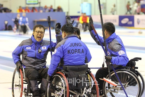▲ 경기에 앞서 서로에게 힘을 주기 위한 한국 대표 선수들의 화이팅. ⓒ정두리 기자