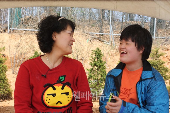 ▲ 어머니 김현숙(왼쪽) 씨와 강은주 학생이 대화를 나누며  활짝 웃고 있다.