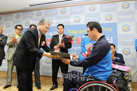 ▲ 한국신체장애인복지회 신용식 회장이 선수단에게 임용장을 전달하고 있다. ⓒ정두리 기자