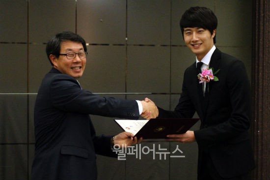 ▲ 배우 정일우가 ‘2012 제2회 행복나눔人’ 시상식에서 나눔인상을 수상했다. ⓒ정두리 기자