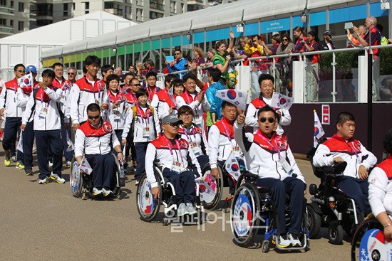 ▲ 런던장애인올림픽 선수촌에서 열린 대한민국 선수단 입촌식에서 선수들이 입장하고 있다.ⓒ대한장애인체육회