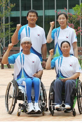 ▲ 조정대표팀 박준하(아래 왼쪽) 선수와 이종례(아래 오른쪽) 선수. ⓒ대한장애인체육회