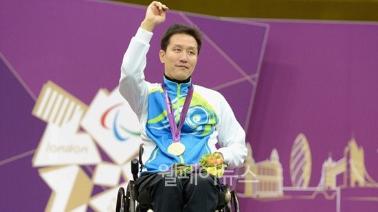 ▲ 런던장애인올림픽 세번째 금메달을 쏜 사격 강주영 선수. ⓒ런던장애인올림픽 공식 홈페이지