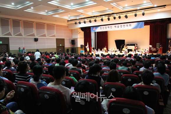 ▲ '정신장애인 예술경연대회'에 참석한 관객들이 공연에 집중하고 있다.