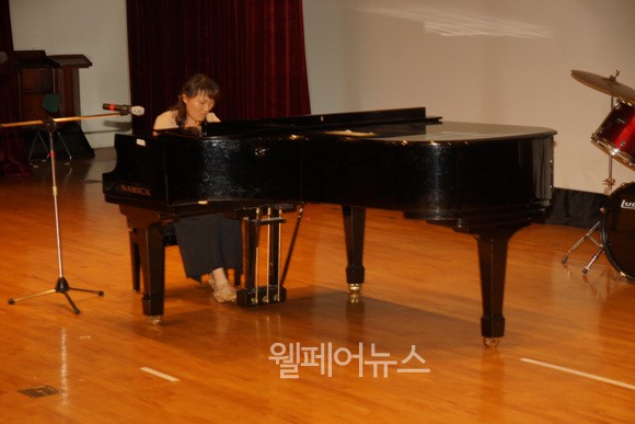▲ 은상을 수상한 박윤선 씨의 피아노 연주. ⓒ대한정신보건가족협회