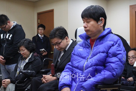 ▲ 김주영 활동가의 소식에 빈소를 찾은 활동가들. ⓒ정두리 기자