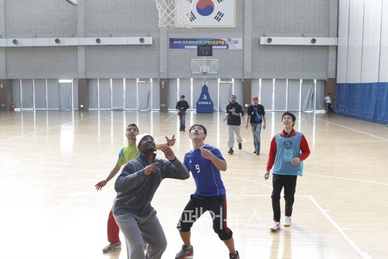 ▲ 이천장애인체육종합훈련원에서 열린 평창동계스페셜올림픽 호스트타운프로그램에 참가한 선수들이 농구를 하고있다.ⓒ대한장애인체육회