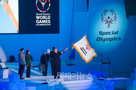 ▲ LA 개최지 인수 후 스페셜올림픽기를 흔들어 보이는 모습ⓒ2013 평창동계 스페셜올림픽 조직위원회