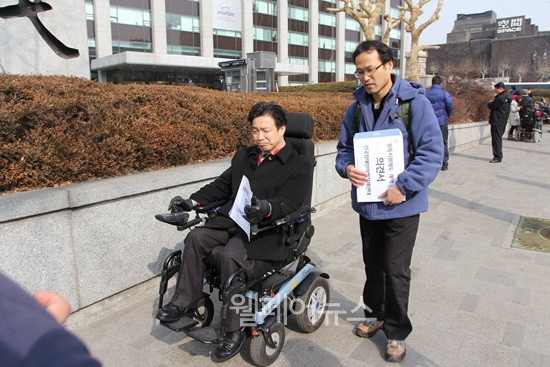 ▲ 전국장애인차별철폐연대와 한국장애인자립생활센터협의회는 의견서를 보건복지부에 전달했다.