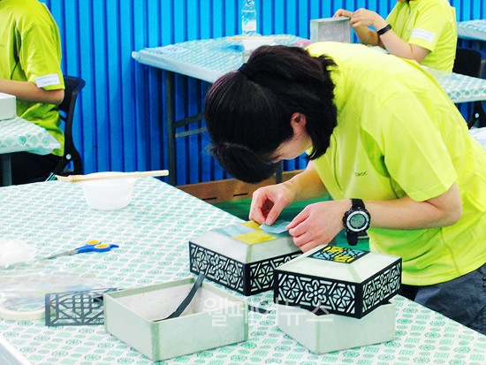 ▲ 참가자가 열심히 작품을 만들고 있는 모습이다 제공/경북영광학교