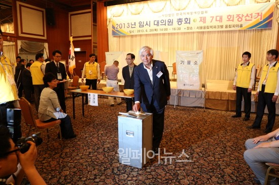 ▲ 한국지체장애인협회 중앙회장 투표시간 중 김정록 의원이 한 표를 행사하고 있다. ⓒ박정인 아나운서