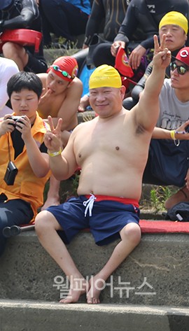▲ 장애인수영 한강건너기 대회에 참가한 참가자가 준비를 하며 설레이는 마음을 표현했다. ⓒ정두리 기자
