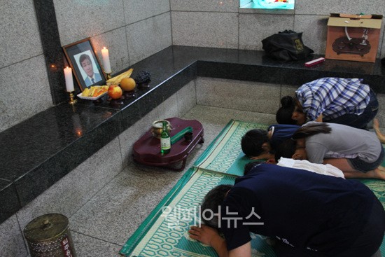 ▲ 故 박흥수 열사의 동료과 가족이 그를 향해 절을 올리고 있다. ⓒ이지은 기자