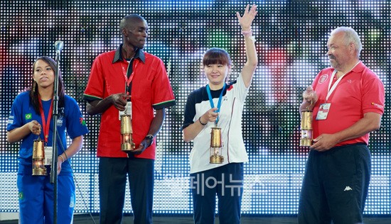 ▲ 폐막식에서는 볼링 김지은(왼쪽에서 세번째) 선수가 성화 소등을 위한 아시아 선수 대표로 나서 대회의 의미를 더하기도 했다.  ⓒ대한장애인체육회