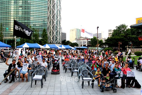 ▲ 민중생활보장위원회의 ‘수급권자 하루잔치’가 지난 23일 서울 보신각 앞에서 열렸다.