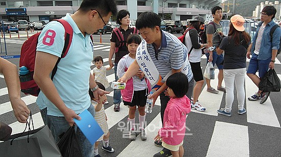 ▲ 한국장애인고용공단 경남지사 직원들이 지나가는 시민에게 안내 책자를 나눠주고 있다. ⓒ한국장애인고용공단 경남지사