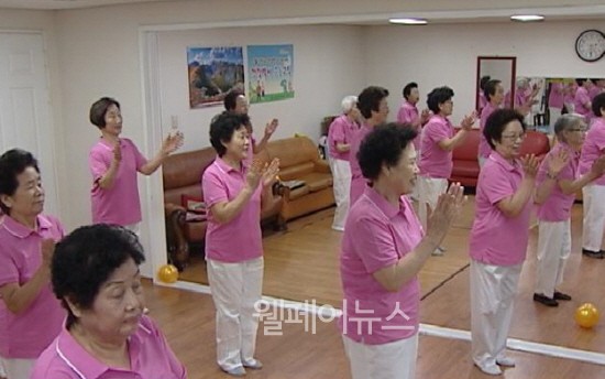 ▲ 서울 강동구 성내동 목련경로당 운동 프로그램에 참여 중인 어르신들