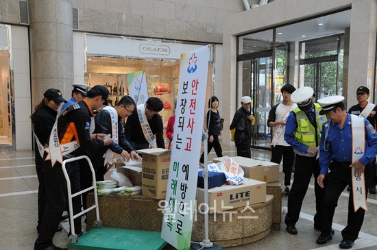 ▲ 안전점검의 날 캠페인을 준비하고 있는 소방공무원들 모습. 사진제공/ 분당소방서