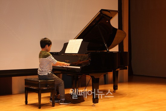 ▲ Haydn Keyboard Sonata in C major, Hob. ⅩⅥ:50을 연주한 김민식 학생.  ⓒ최영하 기자