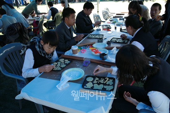 ▲ 제빵 체험을 하는 참가자들의 모습.  제공/ 경기도장애인재활협회