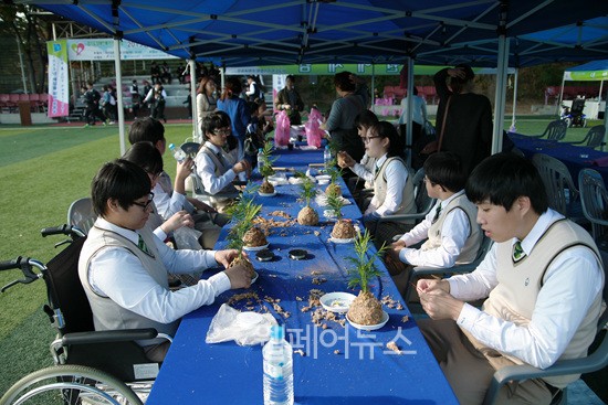 ▲ 원예 체험을 하는 참가자들의 모습.  제공/ 경기도장애인재활협회