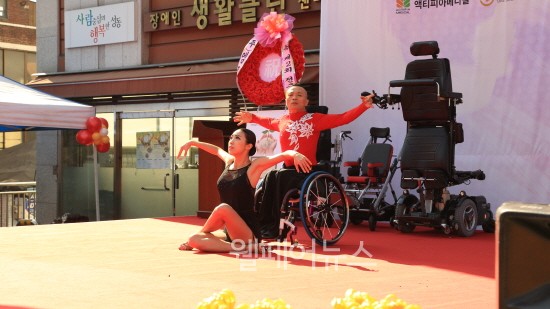 ▲ 화려한 휠체어 댄스 공연을 시작으로 대회의 막이 올랐다.  ⓒ정유림 기자