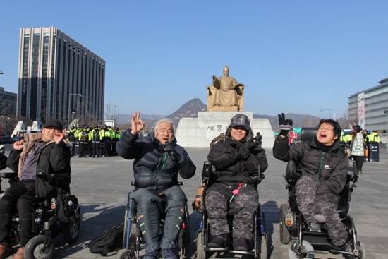 ▲ 기자회견 참여자들이 박근혜 정부의 장애인 복지 점수는 0점이라며 손 모양으로 0을 그리고 있다.