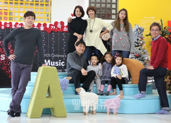 ▲ 송종국 가족과 변정수 가족이 서울 SOS어린이마을 위촉식에서 함께 사진을 찍고 있다.