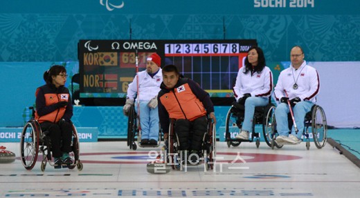 ▲ 휠체어컬링 국가대표팀이 노르웨이와 경기를 벌이고 있다. ⓒ장애인·복지언론 공동취재단