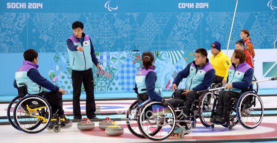 ▲ 지난 8일 휠체어컬링팀이 경기에 앞서 작전회의를 진행하고 있다. ⓒ대한장애인체육회