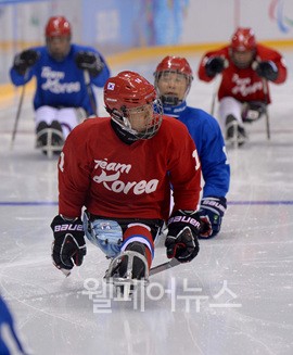 ▲ 이달 초 소치장애인동계올림픽 개막 전 훈련에 열중하고 있는 아이스슬레지하키팀 ⓒ대한장애인체육회